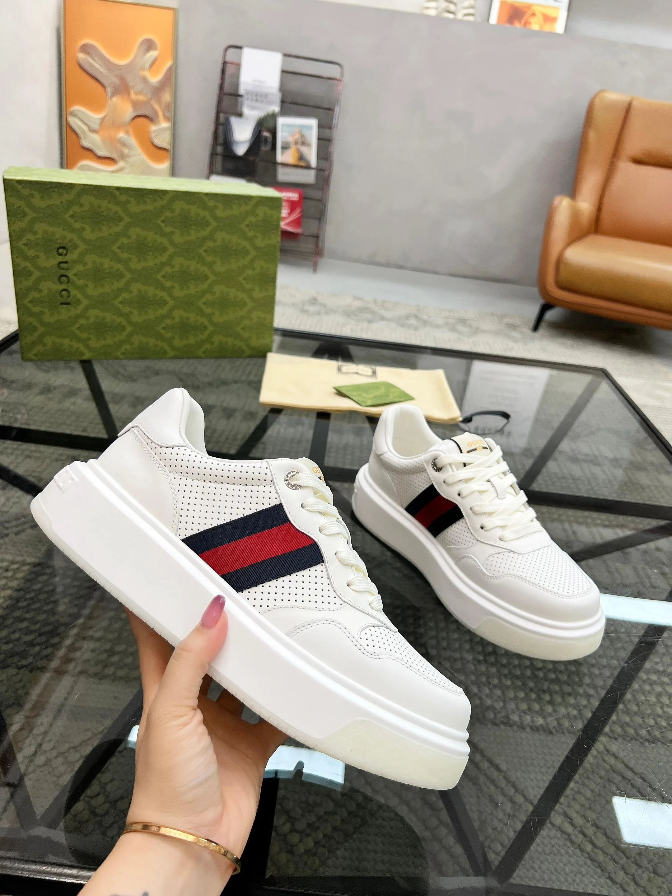 P440 new men's shoes GUCCI [Lightning] latest shoes are shipped. Original quality, fashionable, special materials, sheepskin lining, new packaging. The foot feels super comfortable and the workmanship is impeccable. Size: 38-45